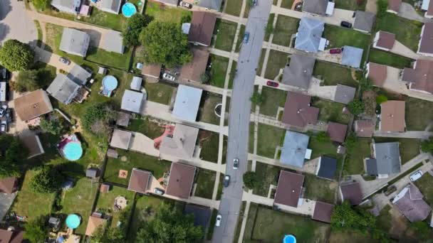 Widok z powietrza na małe domy miejskie na drodze w krajobrazie z góry na dzielnicy mieszkalnej - Materiał filmowy, wideo