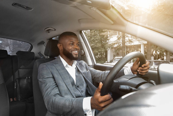 Empresário americano africano positivo dirigindo carro, clarão de sol - Foto, Imagem