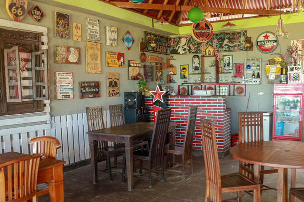 Interior de uma velha taberna, estilo tradicional, lembranças e móveis de madeira velha. Restaurante interior em estilo retro. - Foto, Imagem