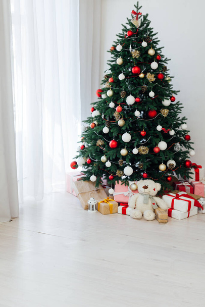 美しいクリスマスツリーと贈り物と装飾された部屋 - 写真・画像