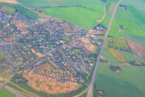 Luftaufnahme von Vororten und grünen Feldern  - Foto, Bild