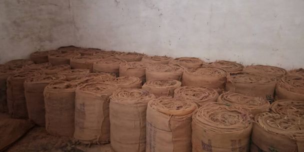 stará rezavá sbírka pytlů rýže vystavená zaprášenému pozadí. - Fotografie, Obrázek