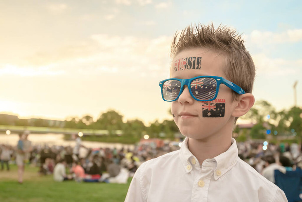 Trots Australische jongen vieren Australië Dag in Adelaide stad onder het dragen van een thema zonnebril - Foto, afbeelding