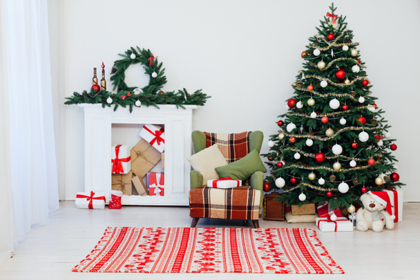 Ярко рождественская елка с большим количеством подарков у окна - Фото, изображение