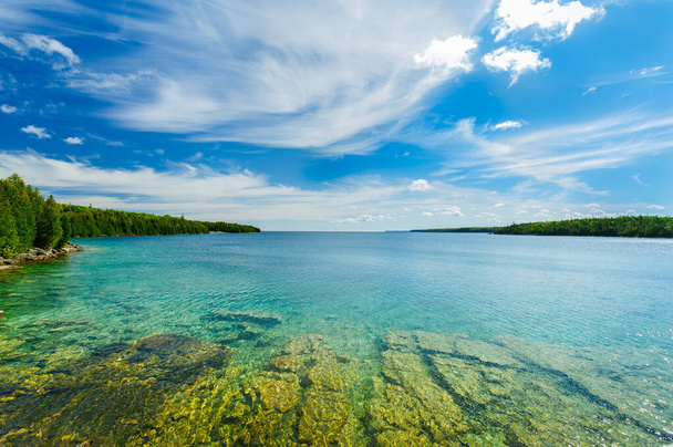 Úžasný přírodní lákavý výhled na krajinu národního parku Bruce Peninsula u jezera Huron s, Georgian Bay, křišťálově čisté tyrkysové, klidné sladké vody  - Fotografie, Obrázek