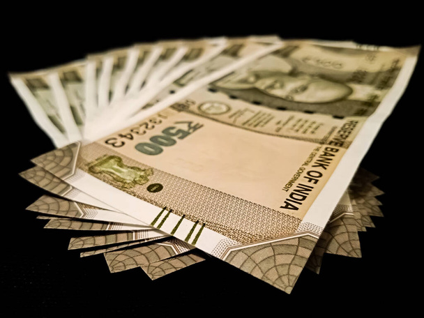 Indiai valuta több mint 500 500 rúpia bankjegyek elszigetelt fekete alapon pénzügyi marketing célokra. - Fotó, kép
