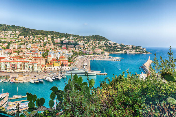Vue aérienne panoramique du port de Nice, alias Port Lympia, vue de la colline du Château, Nice, Côte d'Azur, France - Photo, image