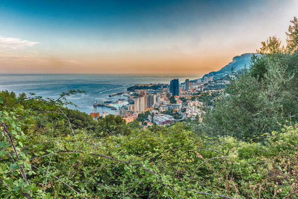 Vista panorámica de Mónaco al atardecer desde la carretera Grande Corniche, emblemático hito en Costa Azul, Riviera Francesa - Foto, imagen