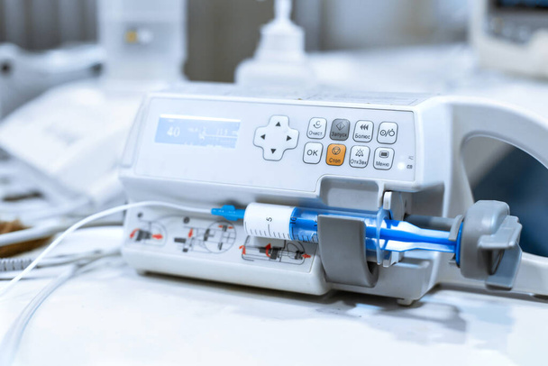 syringe pump for anesthesia. Medical equipment in clinic. - Foto, afbeelding