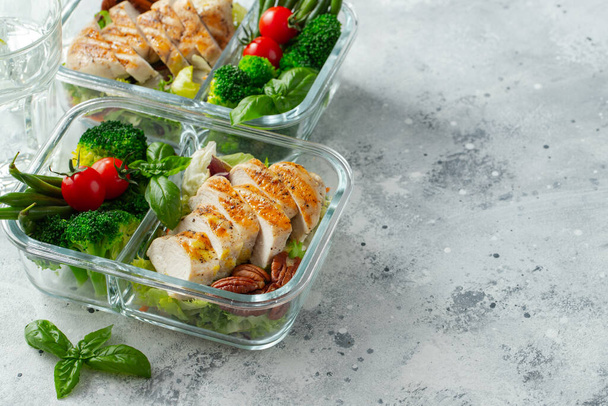 Egészséges étel előkészítő konténerek zöldbabbal, csirkemellel és brokkolival. Egy sor étel keto diéta uzsonnás dobozban, világos beton háttérrel. Felülnézet másolási hellyel - Fotó, kép