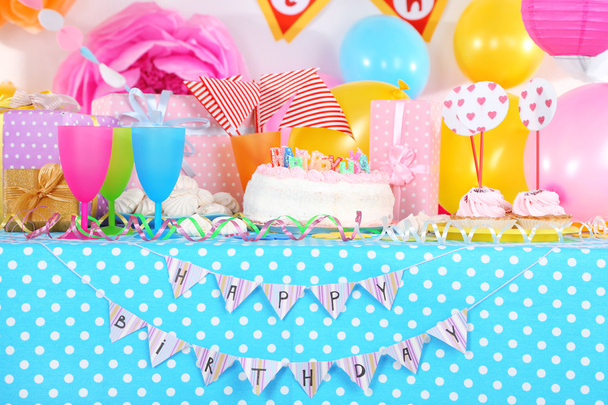 Festive table setting for birthday on celebratory decorations - Foto, imagen