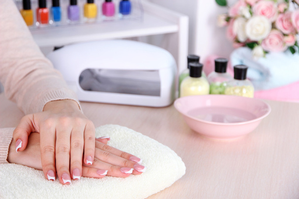 Young woman getting manicure in beauty salon - Zdjęcie, obraz