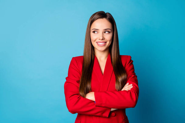 Close-up portrait of her she nice-looking attractive lovely pretty charming cheerful cheery creative lady top economist lawyer folded arms isolated on bright vivid shine vibrant blue color background - Foto, imagen