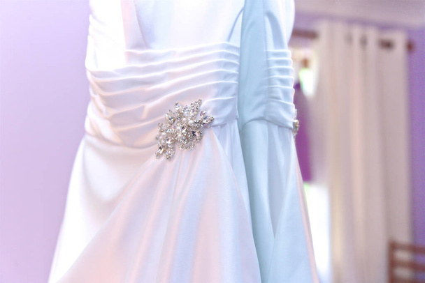 menyasszonyi ruha a tükör előtt - Fotó, kép