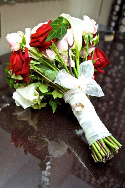 bouquet di rose con fede nuziale - Foto, immagini