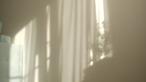 Reggeli napfény a szobában, árnyék háttér overlay. Hullámzó fehér tüll az ablak közelében. - Felvétel, videó