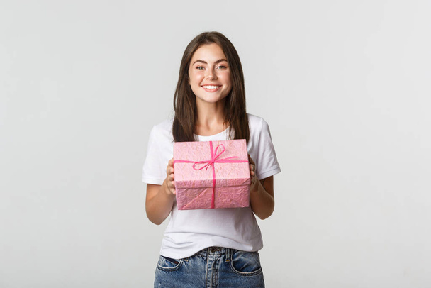 Surpreendido feliz aniversário menina receber embrulhado presente, fundo branco - Foto, Imagem