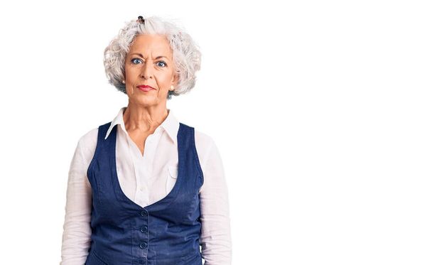 Ältere grauhaarige Frau in lässiger Kleidung mit ernstem Gesichtsausdruck. einfacher und natürlicher Blick auf die Kamera.  - Foto, Bild
