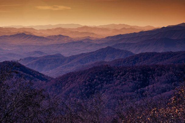 Golden glow over the Blue Ridge Mountains of North Carolina - Фото, изображение