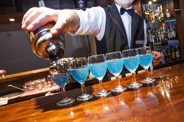 Barman versando bevande blu ai bicchieri sul bar co
 - Foto, immagini