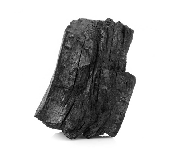 Φυσικός ξυλάνθρακας, παραδοσιακός ξυλάνθρακας ή άνθρακας από σκληρό ξύλο απομονωμένος - Φωτογραφία, εικόνα