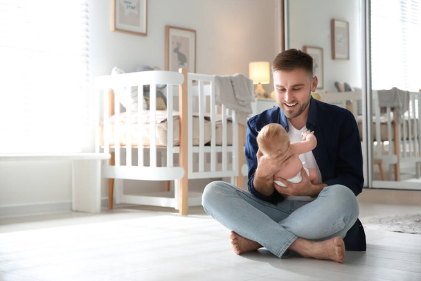 Father with his newborn son at home - Foto, immagini