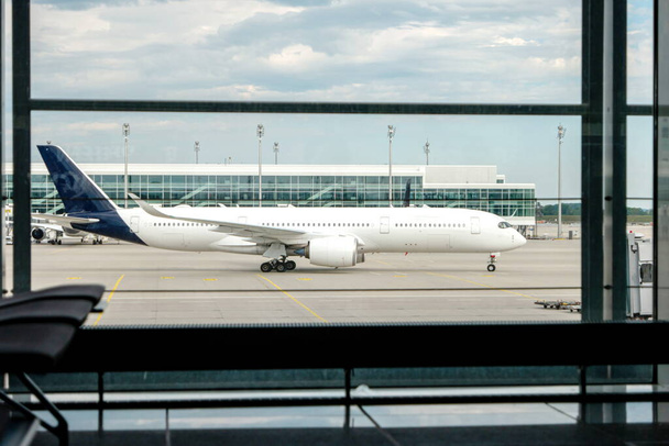 Generisches Regionalflugzeug, von innen gesehen, generisches internationales Flughafenterminal Taxi in Richtung Landebahn. - Foto, Bild