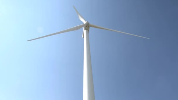 Větrný mlýn rotující s modrou oblohou - Záběry, video