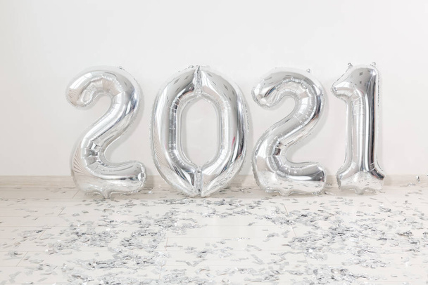 Balloons in the form of numbers 2021. New year celebration. Silver Air Balloons. Holiday party decoration. - Foto, afbeelding
