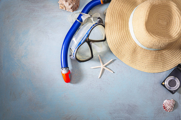 Vista aerea degli accessori Traveler. Elementi essenziali per le vacanze. Concetto di viaggio sfondo. Posa piatta - Foto, immagini