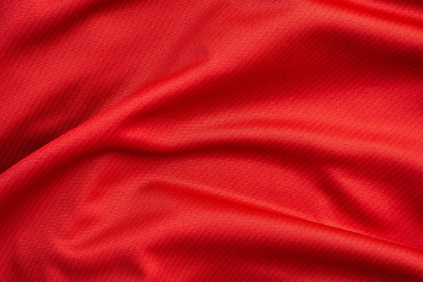 Kırmızı spor giysi, futbol forması kumaşı, yakın çekim. - Fotoğraf, Görsel