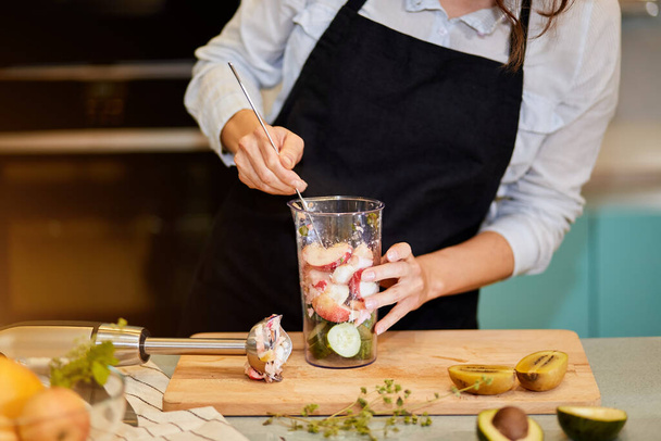 chefs hands mixing fruit for detox juice - Foto, imagen