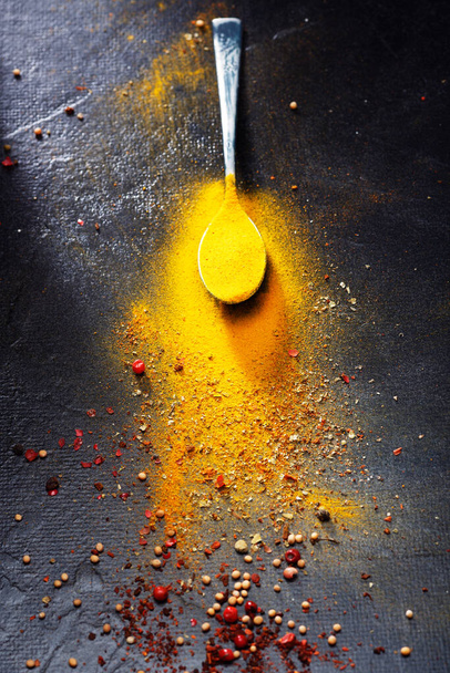 Puinen pöytä värikkäitä mausteita. Yläkuva - Valokuva, kuva