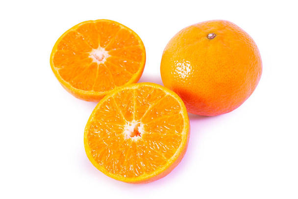 Naranja fresco aislado sobre fondo blanco con ruta de recorte - Foto, Imagen