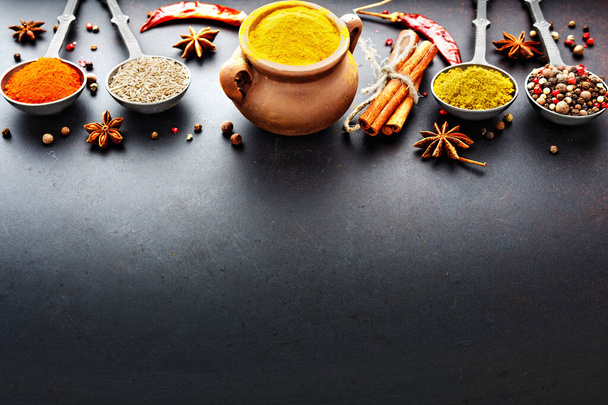 Puinen pöytä värikkäitä mausteita. ruoka, intialainen, värikäs, - Valokuva, kuva