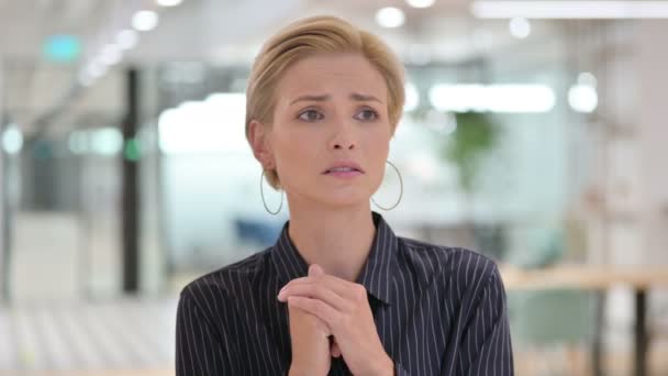 Portrait d'une jeune femme d'affaires inquiète qui se sent effrayée  - Séquence, vidéo