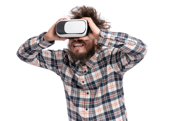 Homem barbudo louco com óculos VR - Foto, Imagem