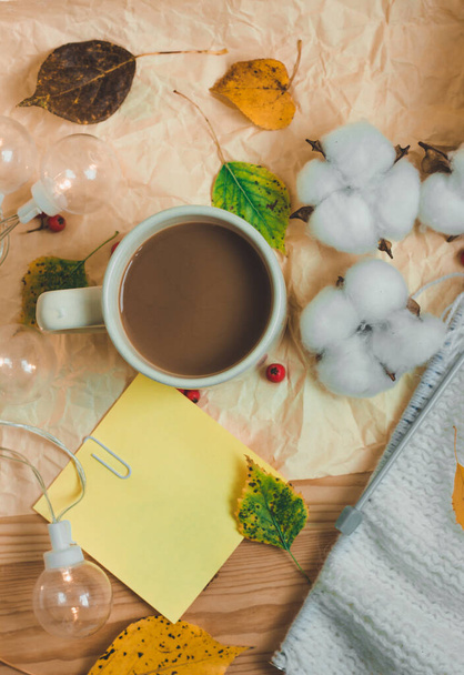 горячий чай книги кофе в уютной атмосфере осенью - Фото, изображение
