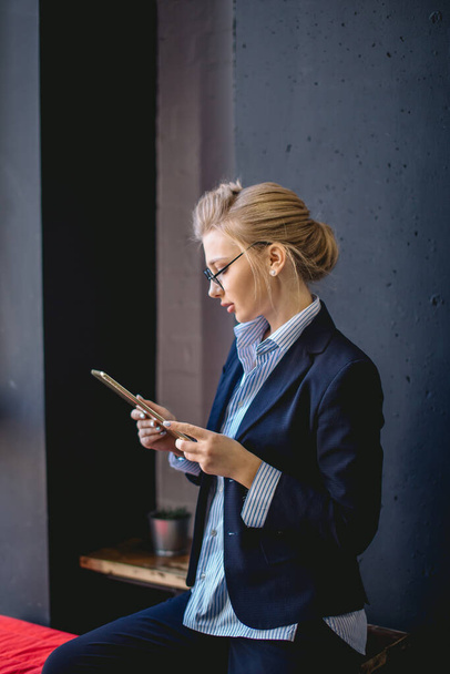 beautiful businesswoman with digital tablet in the office - Фото, зображення