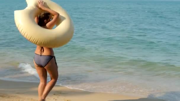 vrouw in badpak op Sandy Shore op zee achtergrond - Video