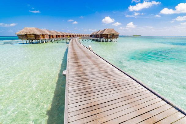 Панорама узбережжя Мальдівів. Тропічна панорама, розкішний водяний курорт з дерев'яним пірсом або пристані. Місце відпочинку для літніх канікул і відпочинку. - Фото, зображення