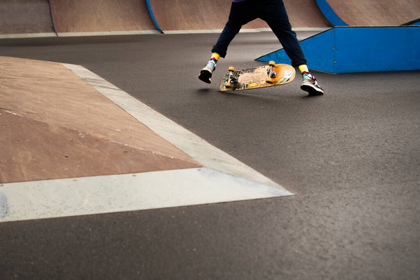 un ragazzo è impegnato a saltare su uno skateboard. un vecchio skateboard. sport attivo tra i giovani. sport soggetto a lesioni - Foto, immagini