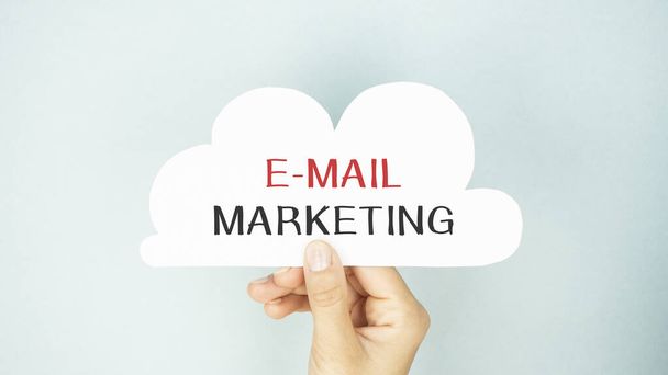 E-mail marketing post it in business man hand - Foto, afbeelding