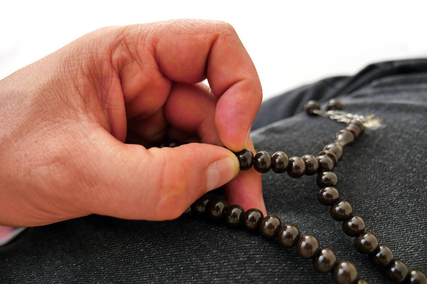 Adorar con la mano, la mano y el rosario con un primer rosario, - Foto, Imagen
