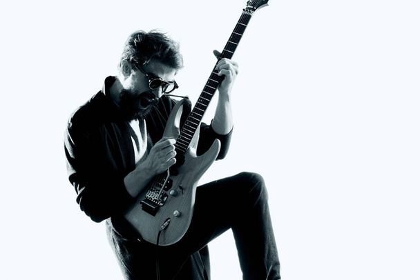 Mannelijke muzikant met gitaar rockster optredend entertainment programma - Foto, afbeelding
