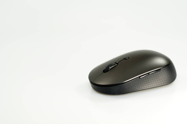 Μαύρο σύγχρονο ασύρματο ποντίκι PC σε λευκό φόντο - Φωτογραφία, εικόνα