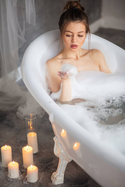 beautiful girl with foam in her hand - Fotografie, Obrázek
