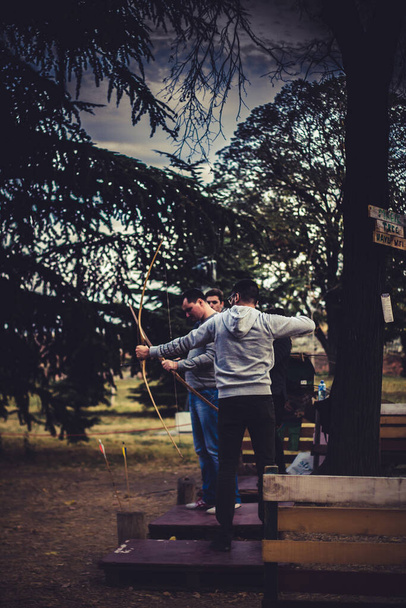 Человек с луком и стрелами - Фото, изображение
