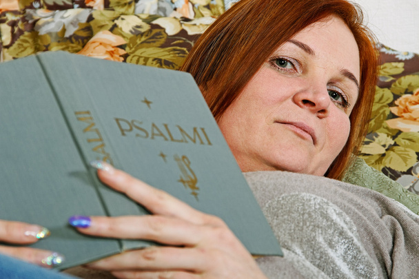 Mulher com livro azevinho
. - Foto, Imagem