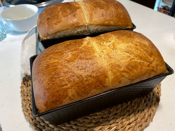 Shokupan Tirez sur le pain, ou japonais doux et laiteux pain dans le tableau - Photo, image